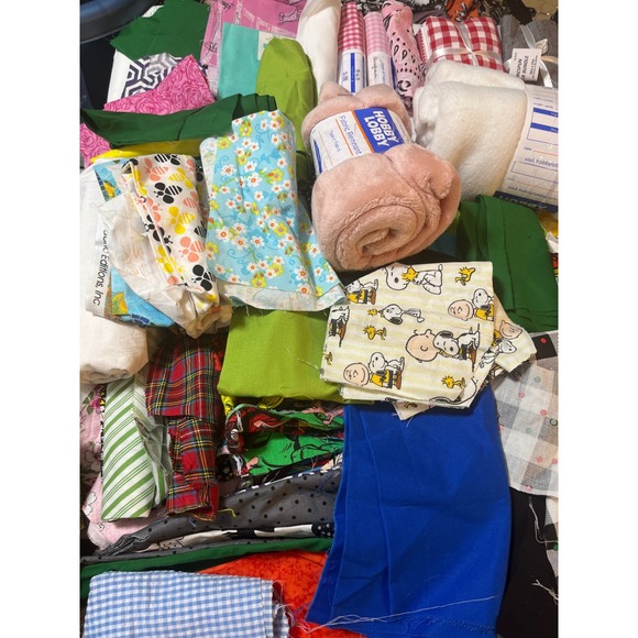 Lot of Assorted Craft Fabric Fat Quarters & Notions Pillow Forms‎ Batting